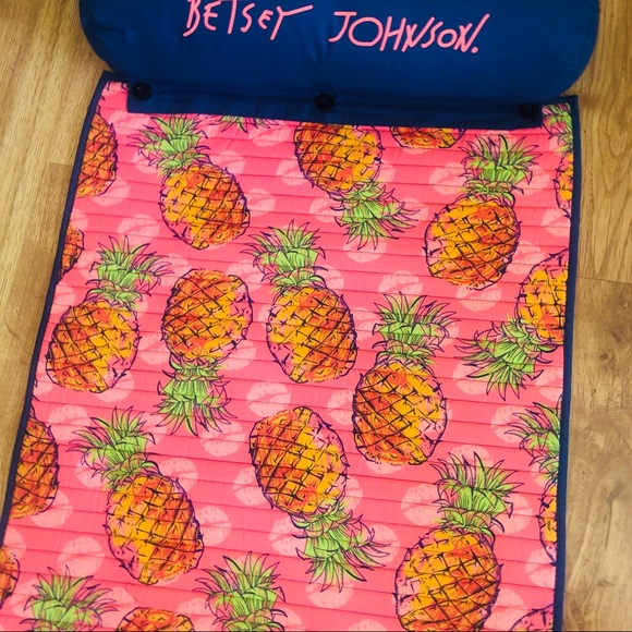 💓Betsey Johnson Beach Mat Pool PineapplesTropical - Picture 1 of 7